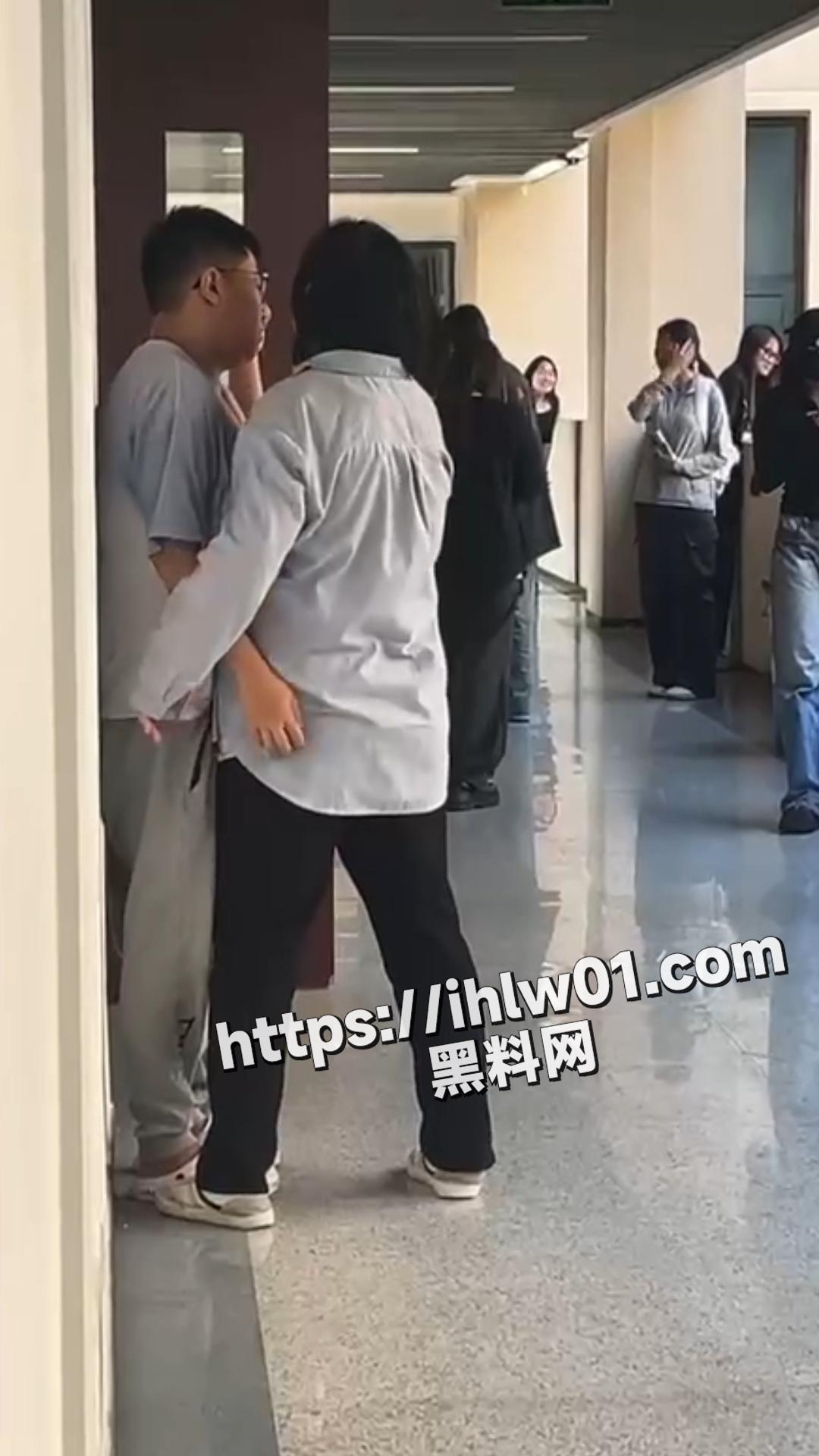 校园春光 两位同学真是一点都不避讳啊，看来你们真的饿了!