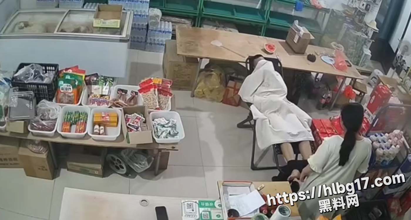大白天店内打飞机 店主这是多饥渴 白天店开着门打飞机 突如其来的顾客下了一大跳