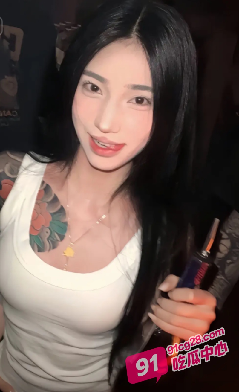 杭州美女纹身师景然 兼职外围被曝光 白天给客人纹身晚上给客人吃鸡！ 配图2