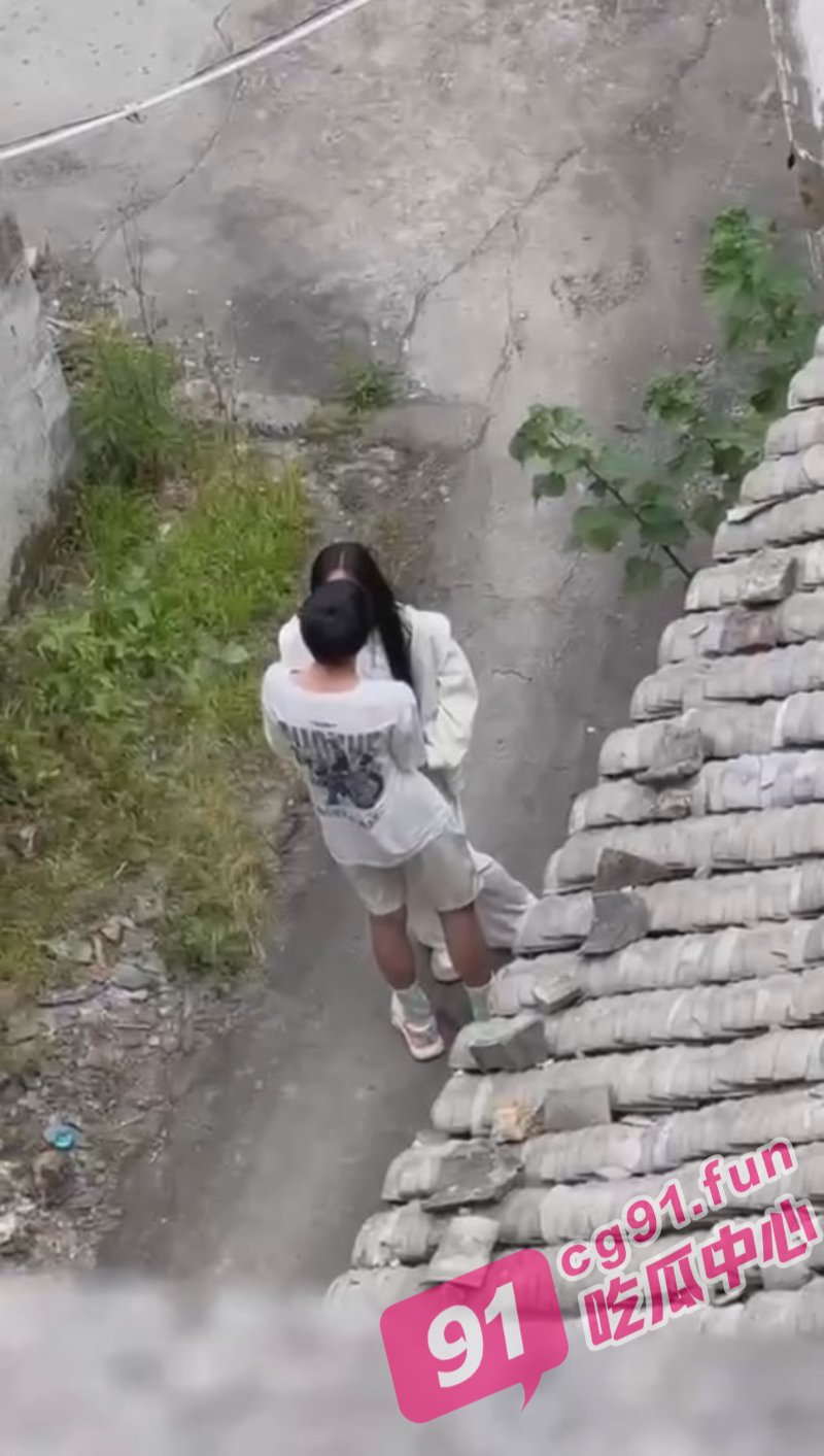 小情侣户外激情抠逼视频流出 男主跪舔金手指硬扣 妹子快站不住