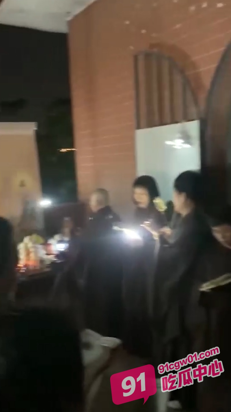 有什么说法吗？广东一老人穿红衣跑到邻居家自杀 全村停课做法事！ 配图