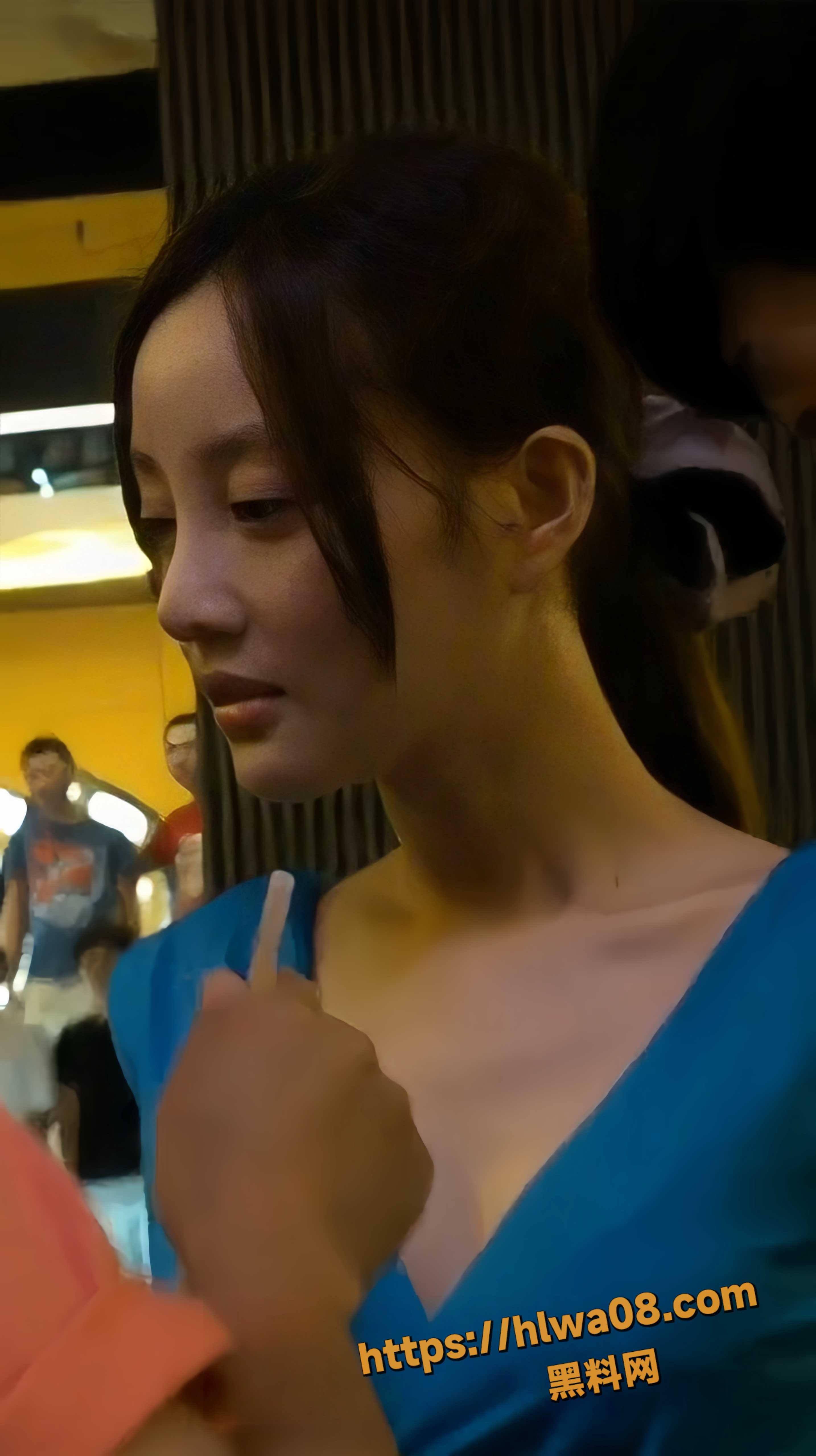 牛逼大神抄底 李小璐 一身深蓝包臀裙凸显完美身躯 有种想要趴下一窥婀娜多姿身躯的冲动！