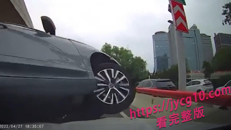 监控奇葩合集火出圈！打架 飞车 疯狗追人全程高能
