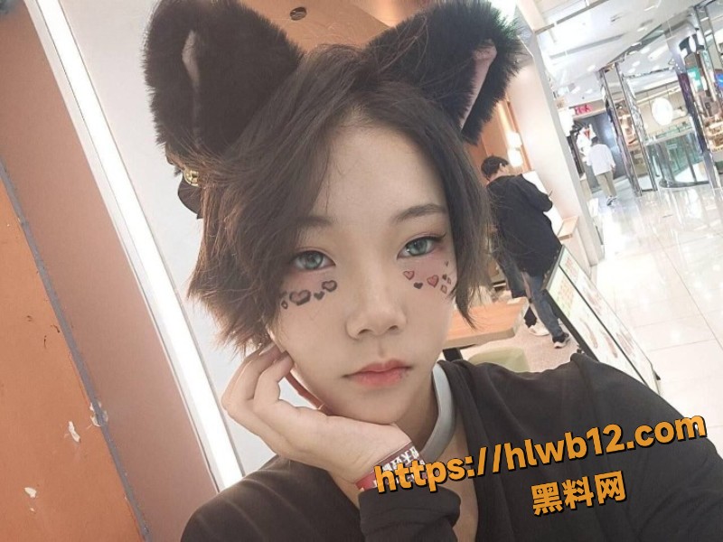 快手精神小妹 被炒肉哥重金诱惑 挑逗敏感部位贫乳翘臀大跳裸舞 反差炸裂直接看射！