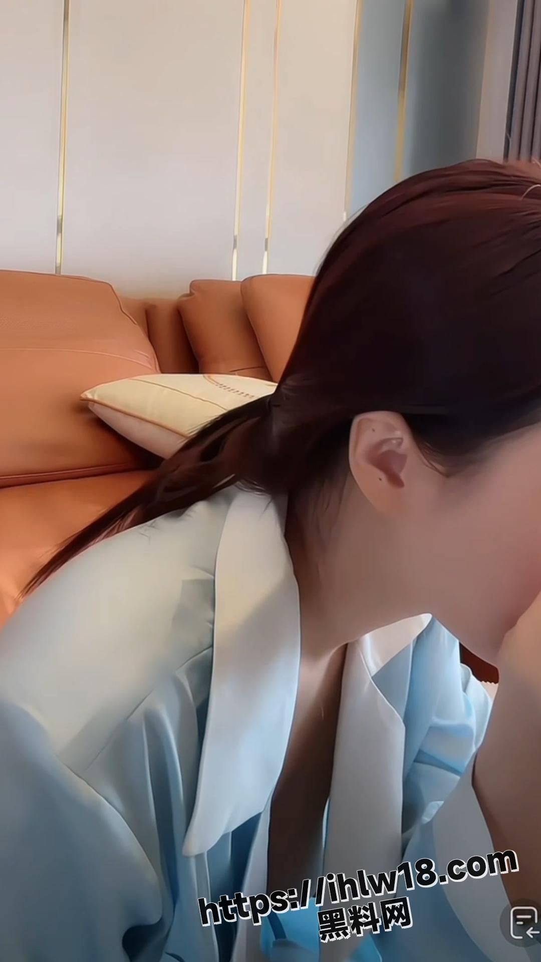 直播间化妆 这奶头漏了整整一分钟自己都没发现 观众们都看硬了！