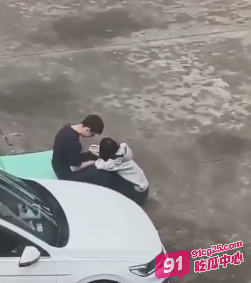 小区公共停车场小情侣女大白天口交吃鸡视频 实场景令人血脉贲张！
