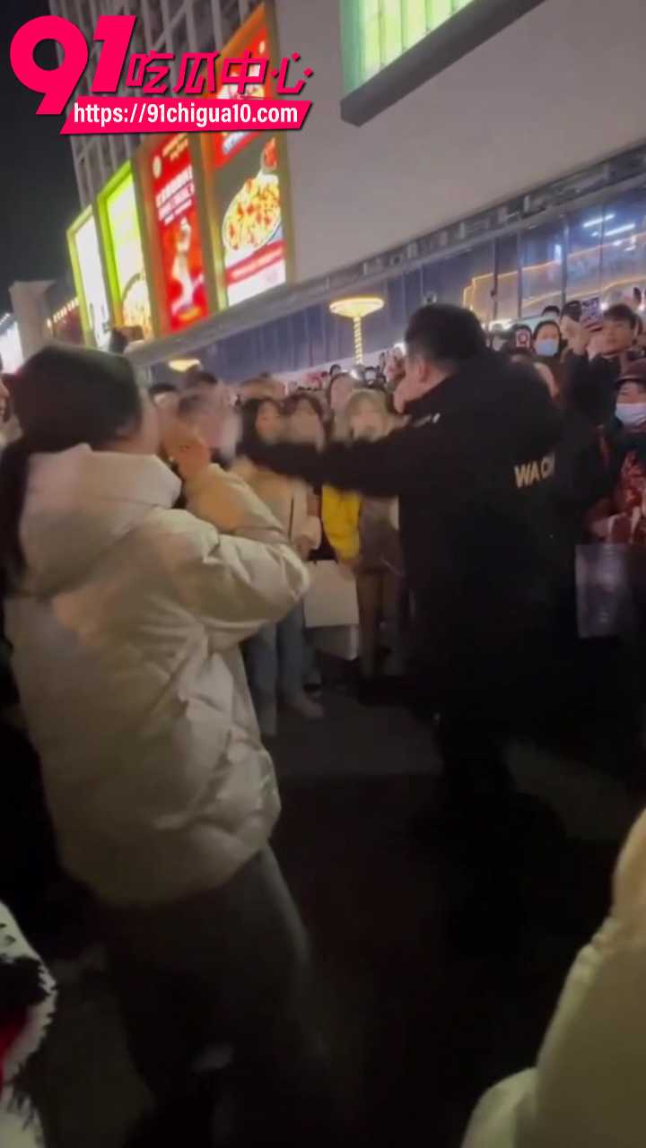 大连街头惊爆原配抓奸大战5
