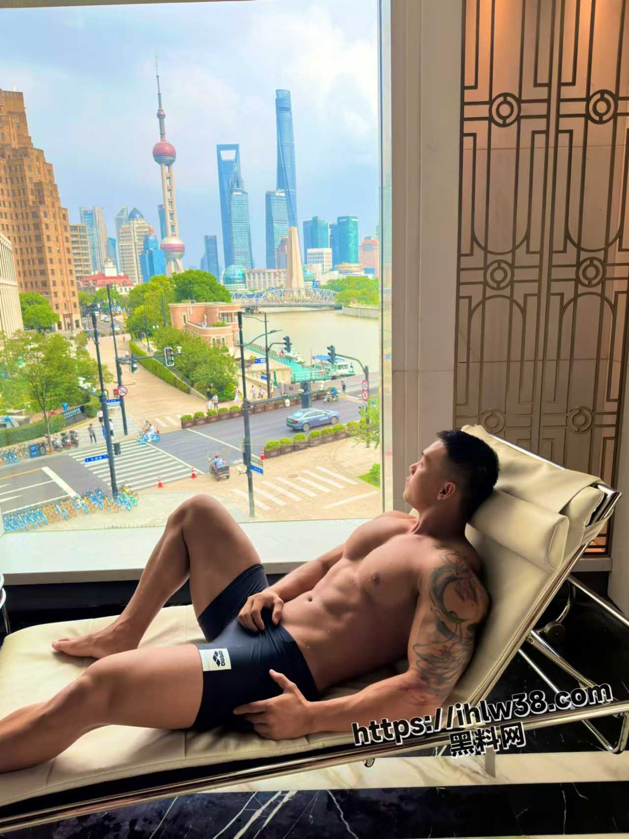 网友约炮经历 网聊约出29岁的猛虎骚姐姐 背着谈了多年的男友和我在楼道内脱了衣服就干！