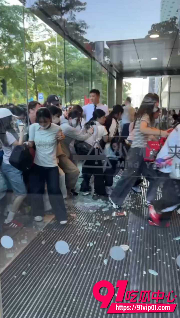 张凌赫女粉丝挤碎玻璃门2