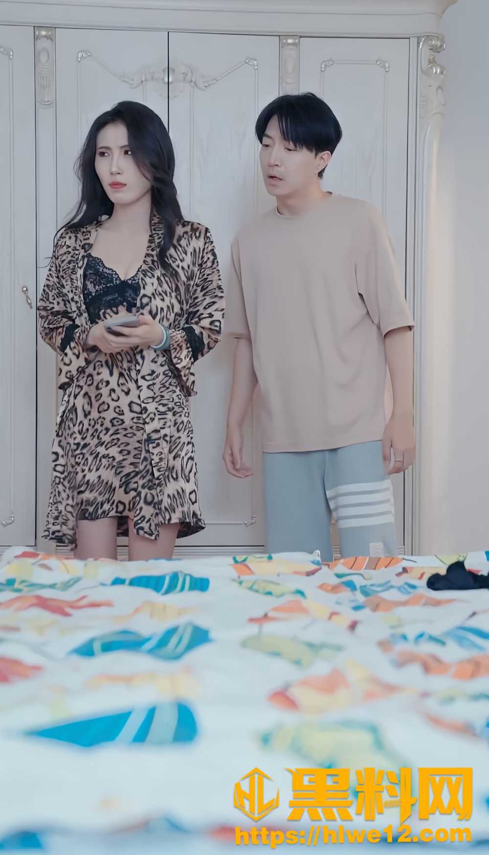 国产擦边短剧 小浩的幸福生活 男主通过超能力征服三位极品美女