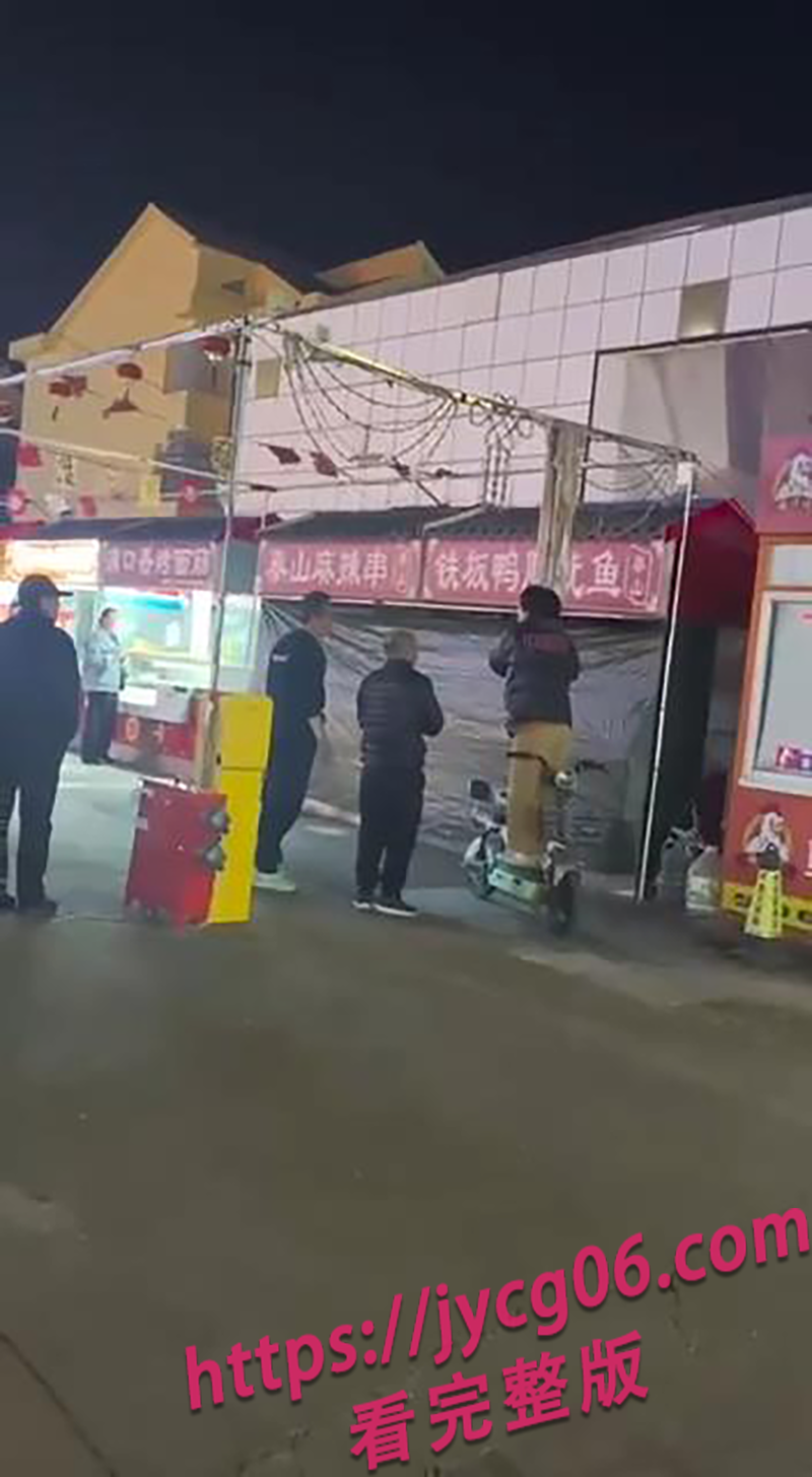 夜市闹剧曝光！烟台女子扯出白绫上演“极端行为” 太离谱 配图3