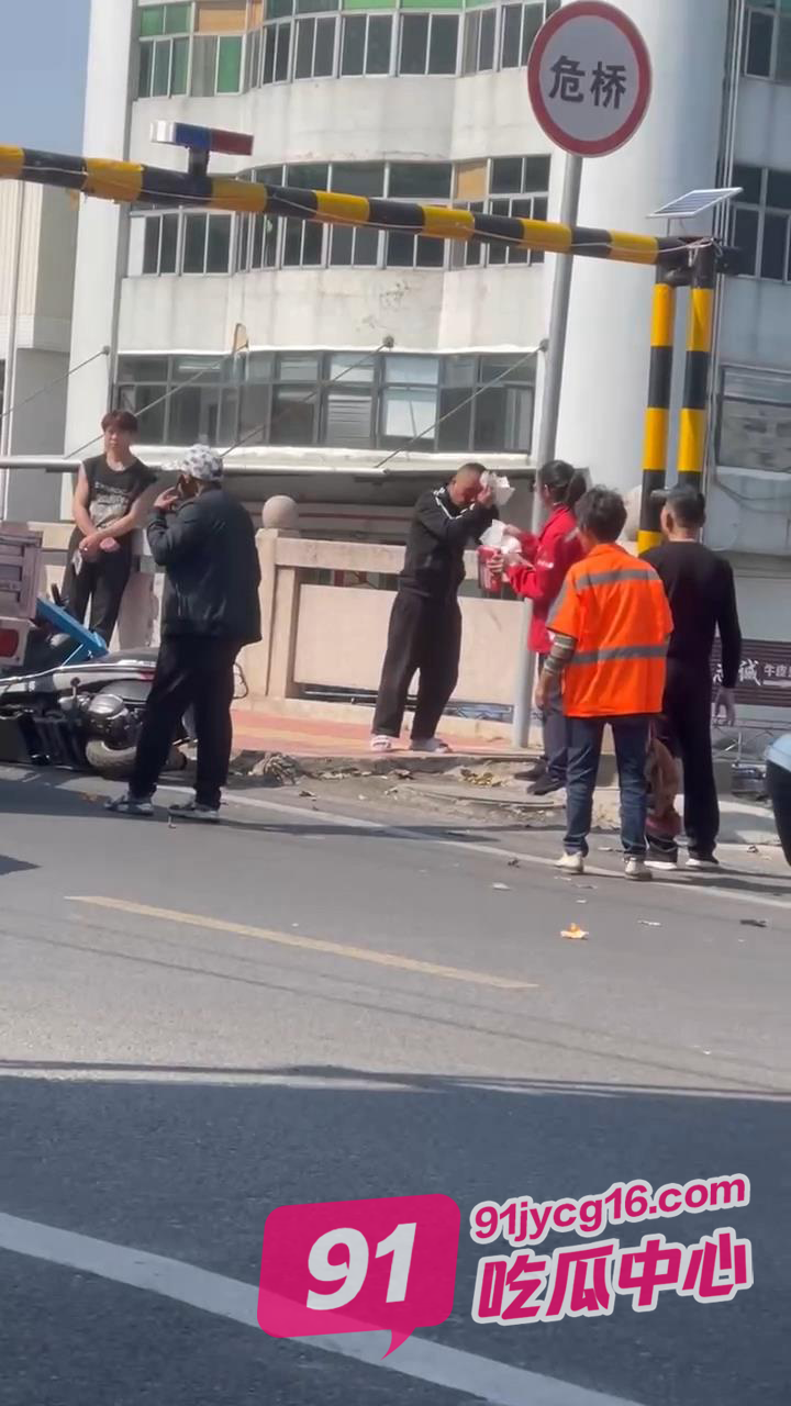 倒霉一刻！骑车上路一瞬间被爆头 又是大车司机不容易？
