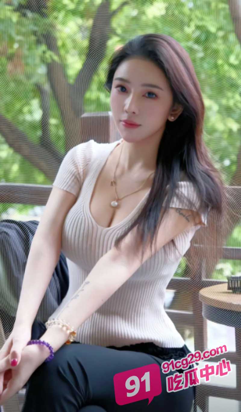 江苏盐城反差人妻王亚静 婚内出轨 两条美腿超级诱人 落地窗前暴力后入!