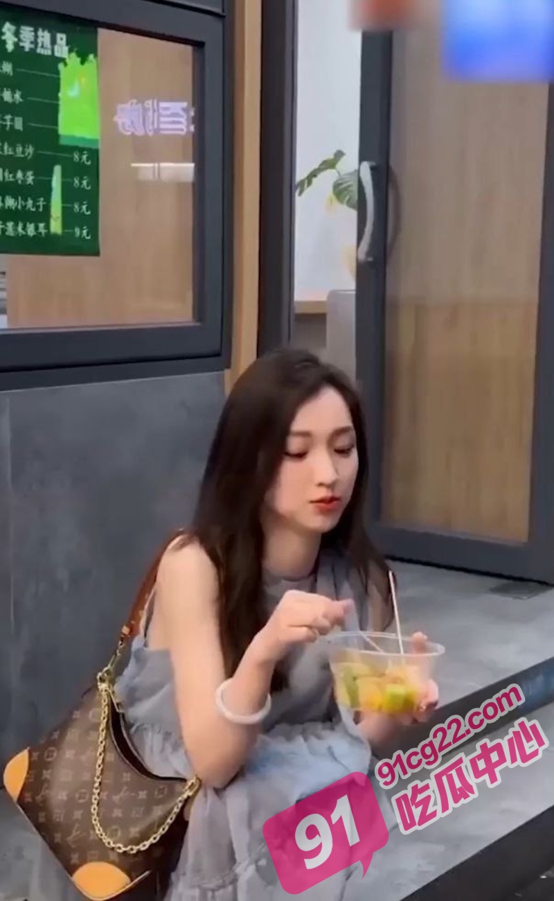 金牌销售的诱惑 京爷豪掷30万购买小米su7 只为操到小米金牌销售！ 配图3