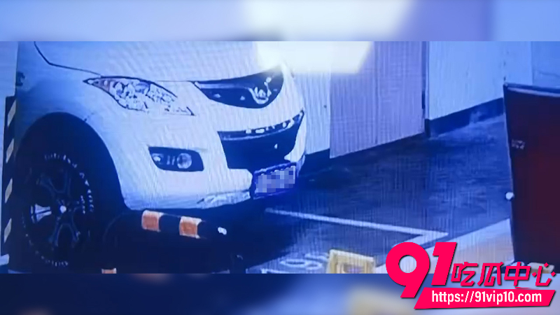 重庆车库灵异事件 白色SUV车牌自动向上弯曲前脸严重内凹 无触碰诡异画面曝光