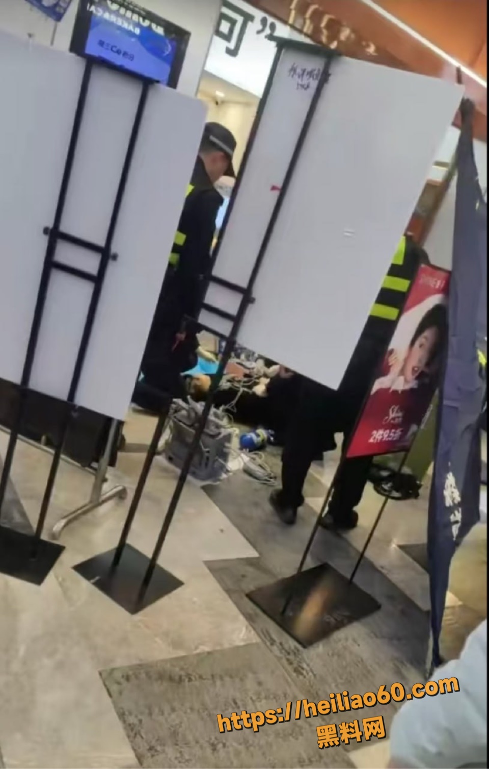 南宁航洋国际购物中心惊现血案 男扮女装闯女厕持刀狂捅女生 现场警察跪地急救嫌疑人已被抓！