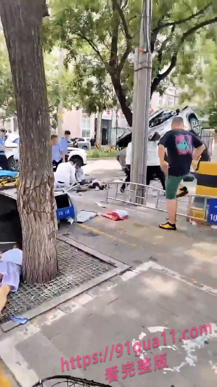 北京密云第一小学门口发生重大交通事故 现场视频曝光