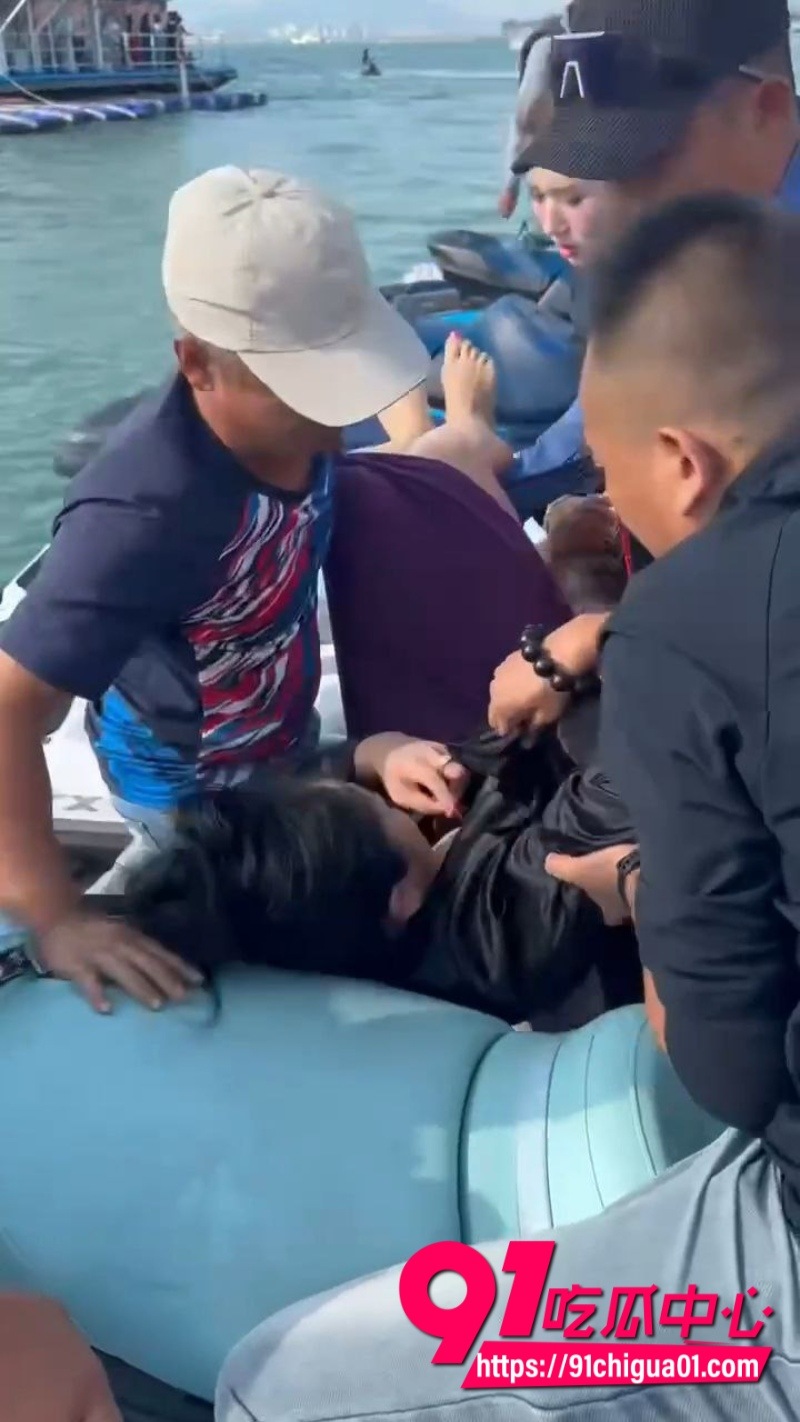 海南三亚海边 三女爆发冲突 头发一拽倒地就干10