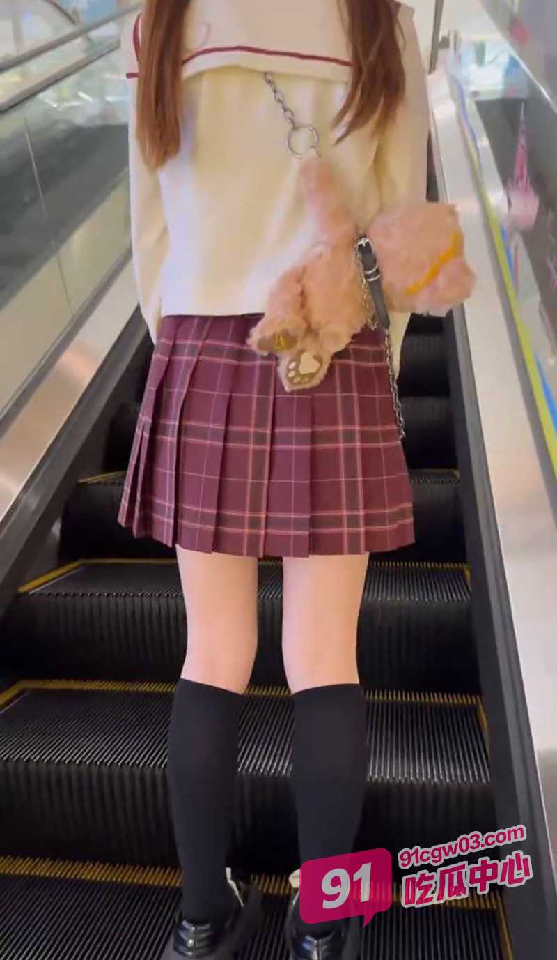 双马尾JK萝莉天花板 一个小熊背包就被金主到带回家 粉嫩JK我都舍不得操！ 配图4