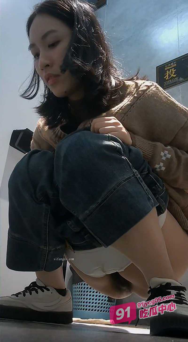 女厕全景偷拍～美少妇尿尿镜头怼脸特写 肥鲍一览无余诱惑感爆棚！ 配图4