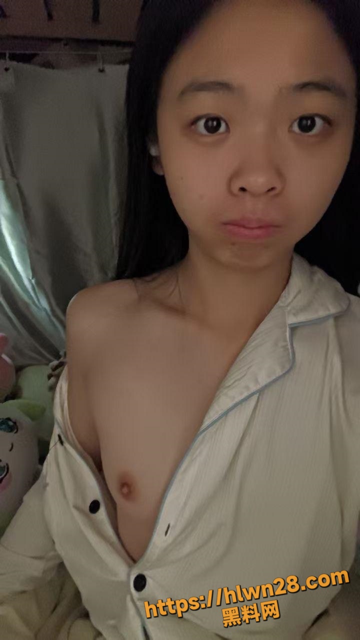 现实乖巧学妹网络上做母狗 江苏泰州职业技术学院大二女生 李双洁 不良少女宿舍和网友裸聊被曝光！
