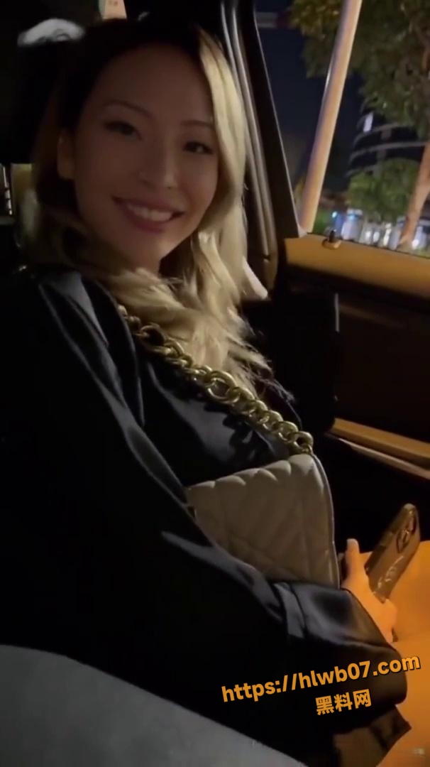 漂亮美眉 Naomieast 在地下停车库被大洋吊无套输出白浆 颜射吃精！