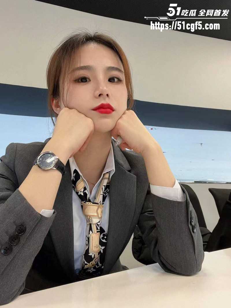 广东汕尾陆河 房产女销售被绿帽男友曝光 带前任玩3P 把逼舔湿给别人操！