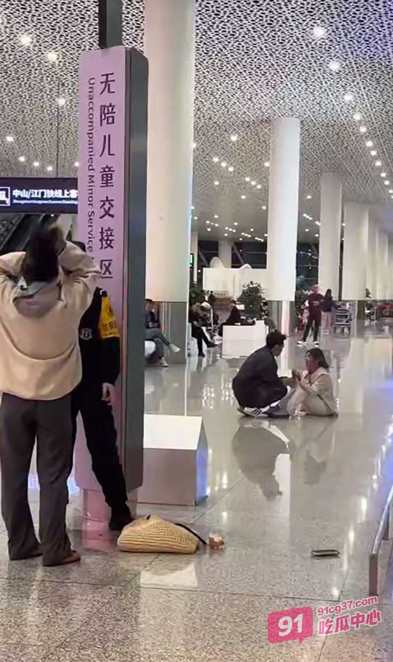 抖音64万粉丝和平精英主播 林七夜 脚踏两只船败漏 深圳机场两女友偶遇 混战场面真精彩