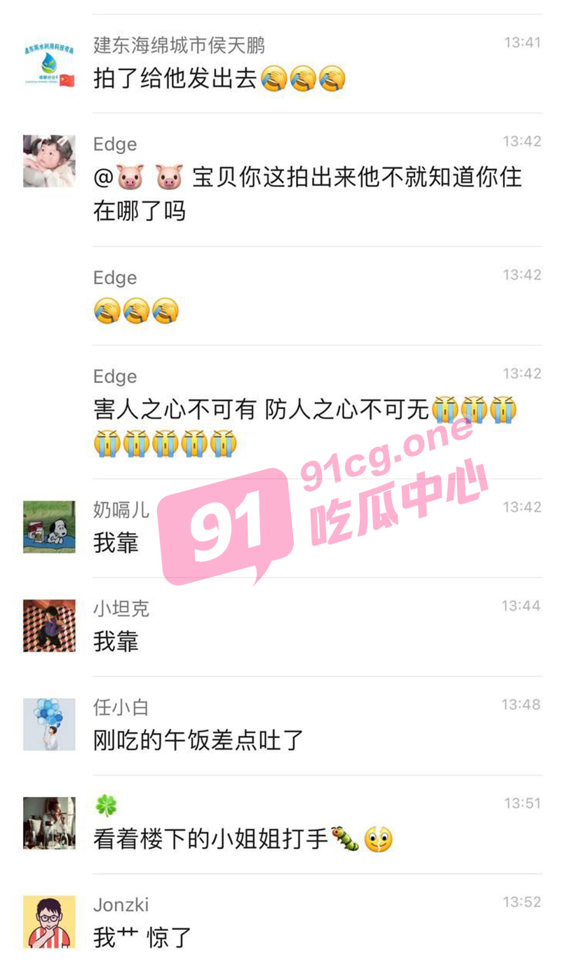 男子深夜全裸站在自家阳台上对着楼下可爱萝莉疯狂打飞机激烈自慰被对面小姐姐全程完整偷拍下来的