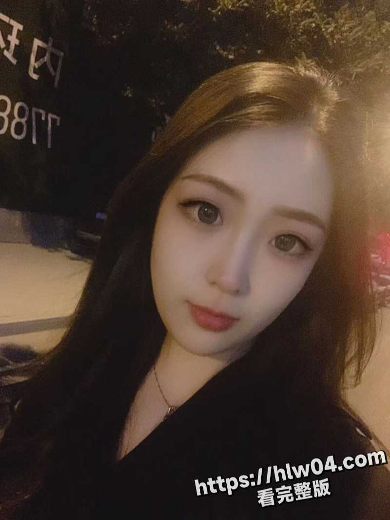 花海live house一女营销极其反差但又有着完美的颜值很是耐打 完美露脸尽显淫荡风骚！