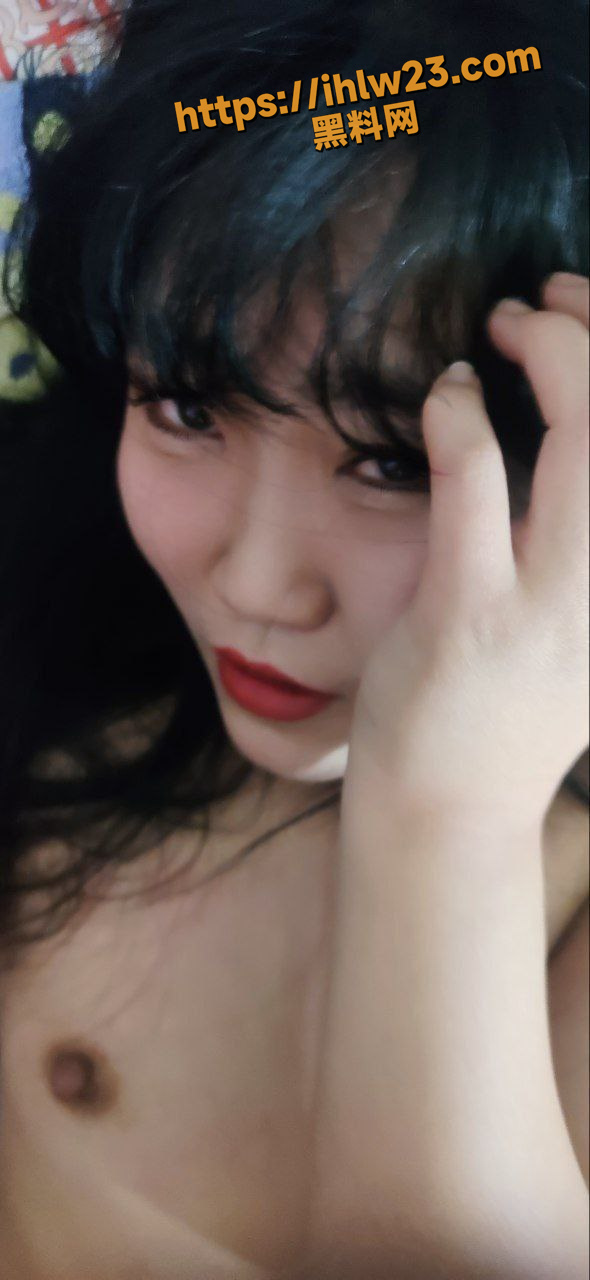 【料友投稿】 东北料友自己的老婆 淫荡骚母狗一条 分享出来给大家看看 让兄弟们也爽一下！