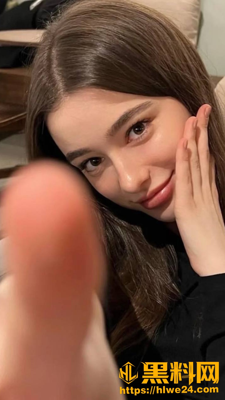 《看片干到朋友姐姐》金成家中意外偷窥漂亮姐姐 金娜竟主动迎合求操