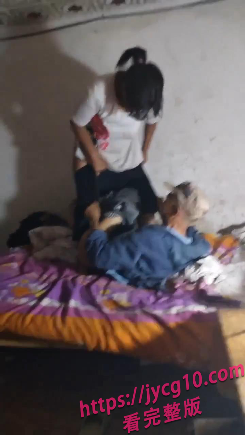 大爷大妈也会玩！家中唠嗑变激情教学 现场太敢了 配图3