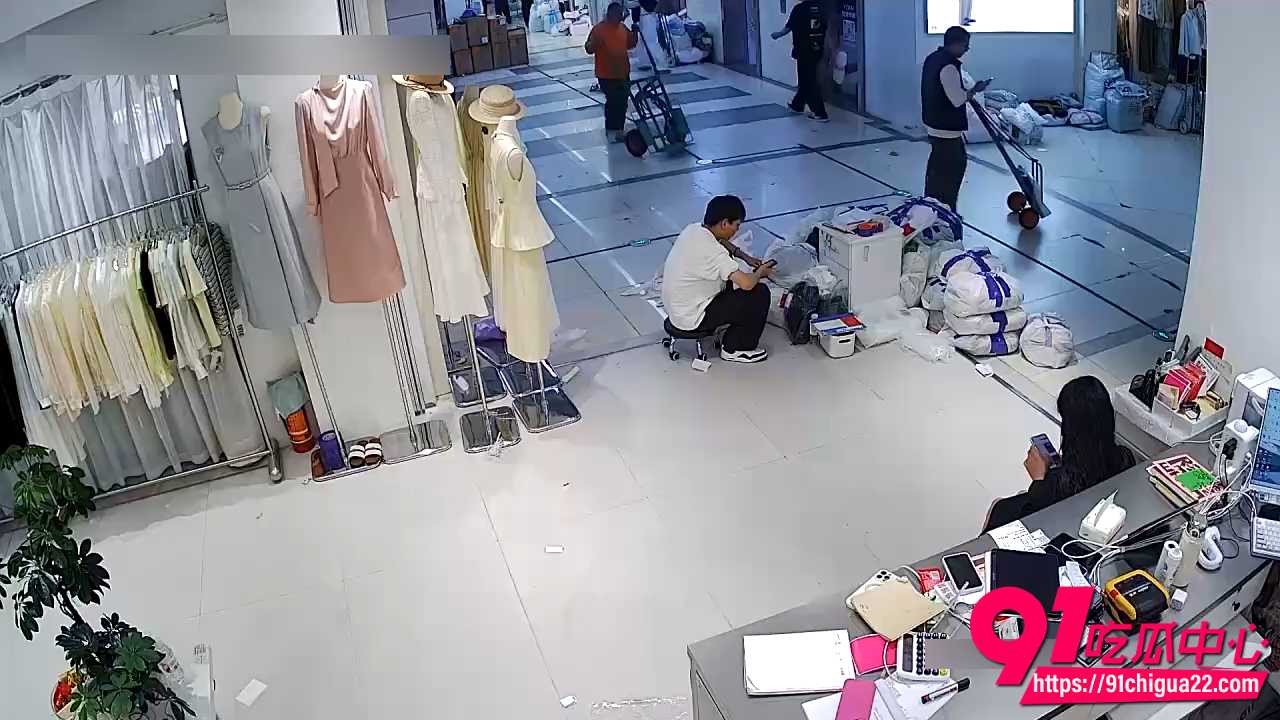 杭州四季青老板娘二姐商场走廊暴打小三 怀孕员工要20万打胎费只给5万谈崩直接开撕