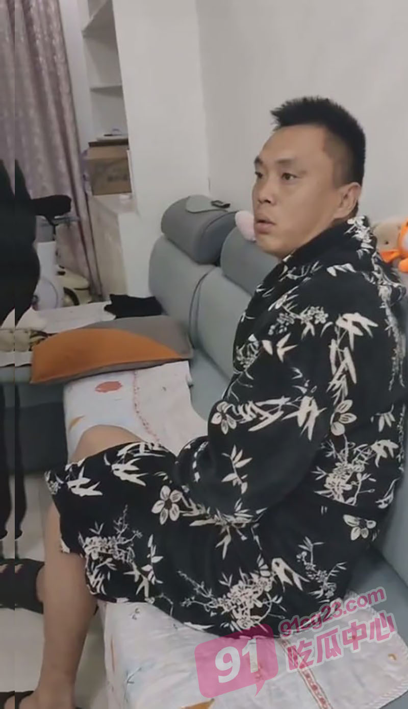 抖音网红莉莉安被抓奸 带着刚出生的孩子约炮 捉奸在床现场视频曝光！