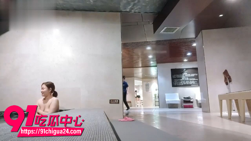 保洁大妈随身携带针孔摄像头偷拍女澡堂内部洗澡画面2