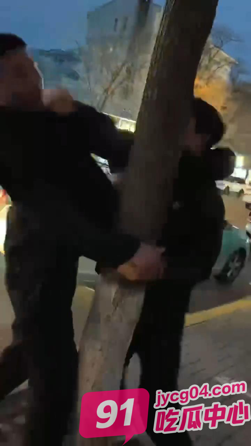 南京vs东北路怒对比！南京老头动嘴吐痰！东北大汉直接上手！ 配图5
