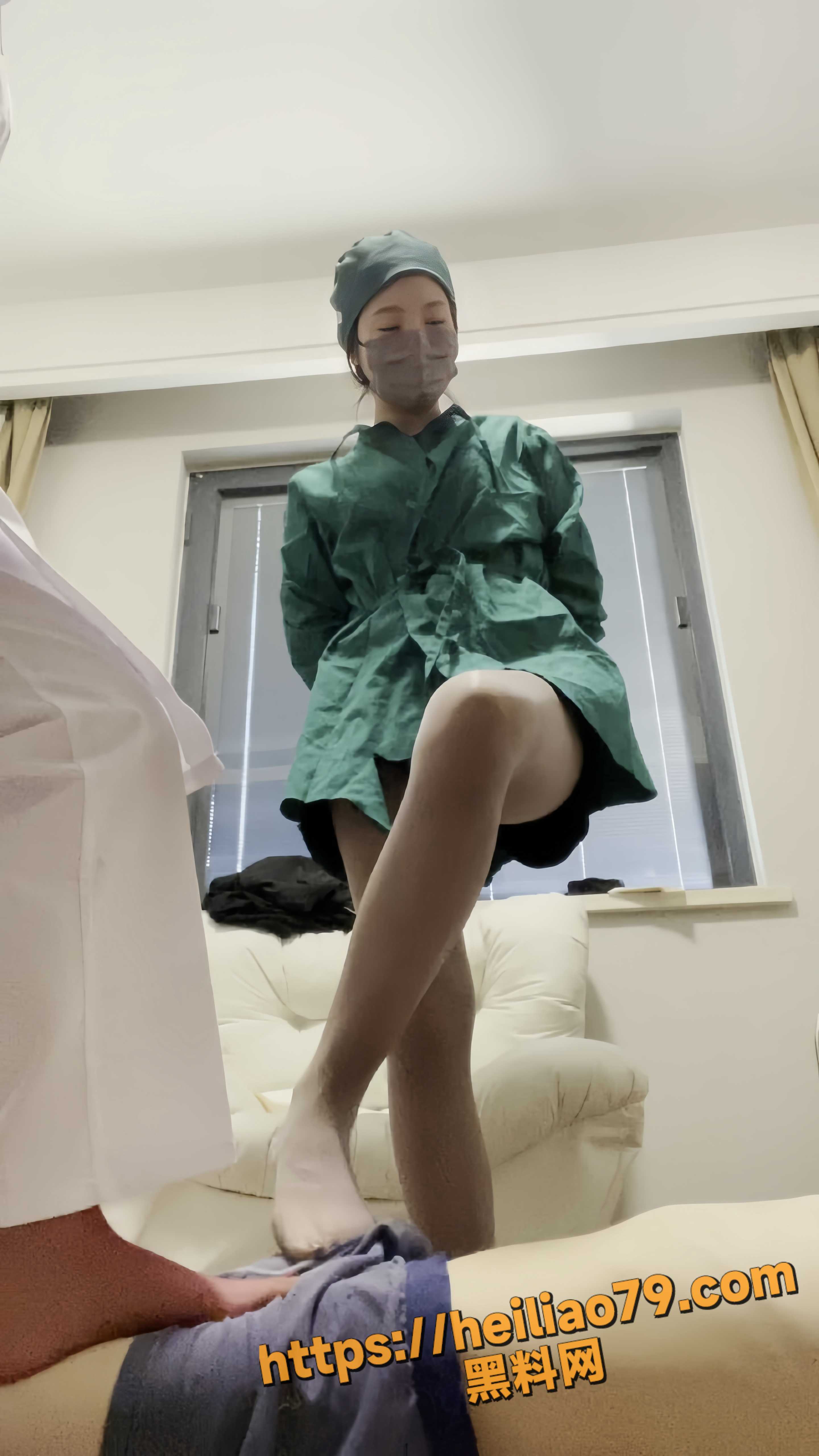 医院美女护士 为顾客双飞打飞机 丝足踩踏肉棒撸射取精