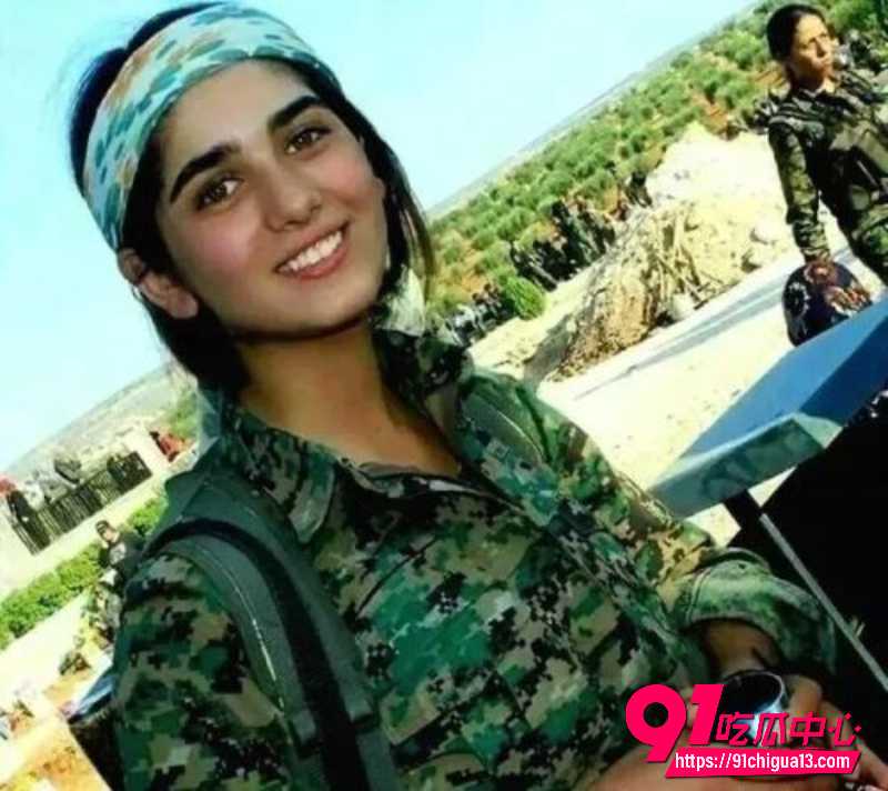 叙利亚政府倒台 HTS对当地武装女兵清算场面 残忍现场视频曝光6 叙利亚政府倒台 HTS对当地武装女兵清算场面 残忍现场视频曝光6