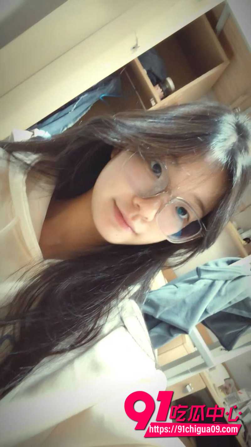 眼镜妹莹莹全网首发惊艳上线 少女顶级颜值清新脱衣自慰私密福利 谁看了不心动啊!