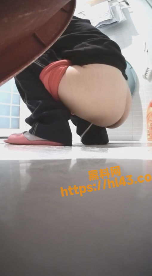 中国好老婆 妻子偷拍自己的亲妈洗澡尿尿给老公看 奶子又白又大！