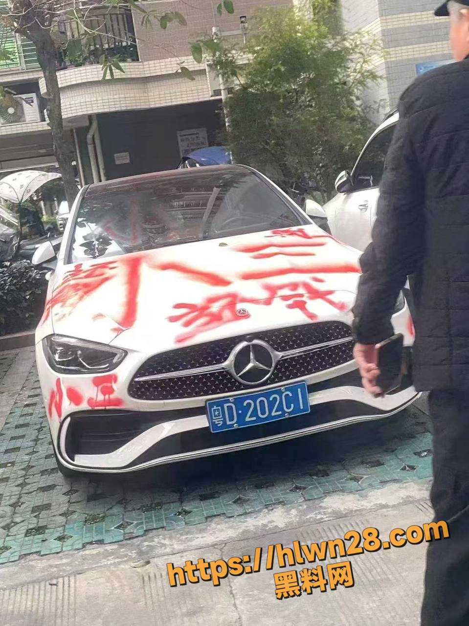 广东汕头彪悍原配涂鸦小三车辆 当街抓住暴打 这小三的气质果然算是极品！