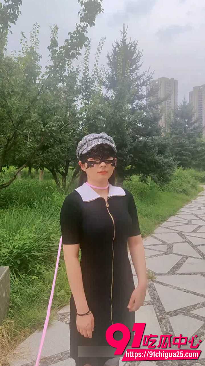 推特福利姬桔梓户外全裸爬行露出1 推特福利姬桔梓户外全裸爬行露出1