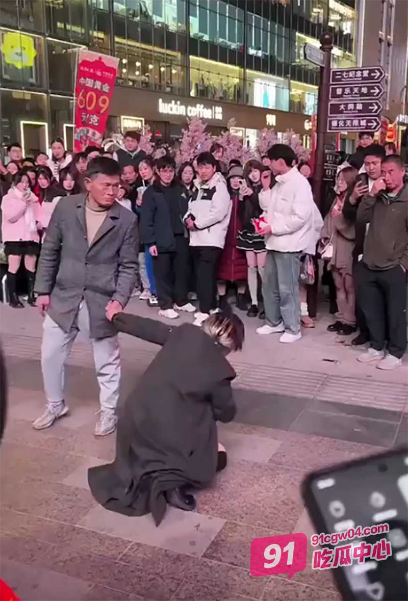 河南郑州女贼偷手机 路人大叔街头抓贼一招制服 一把揪住大快人心