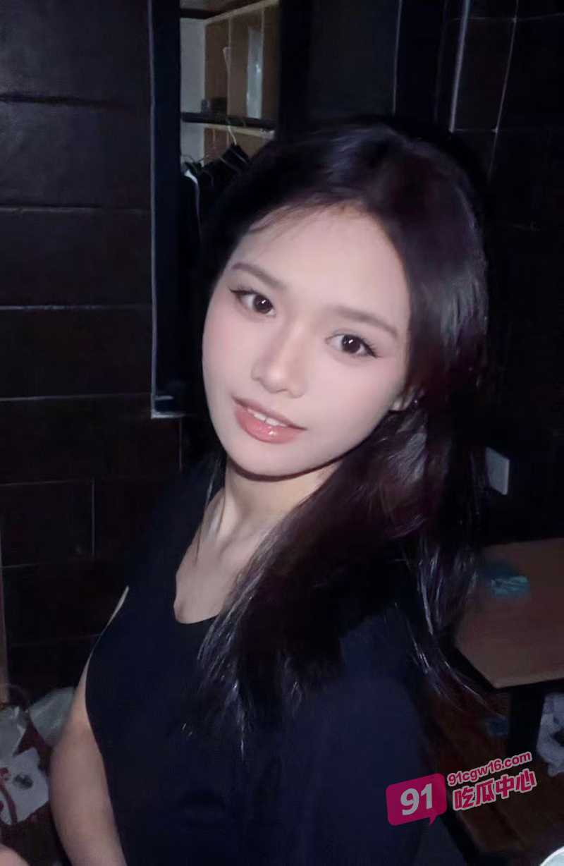 推特博主一杆钢枪群P嫩妹合集～边操逼边看卫视跨年 配图3