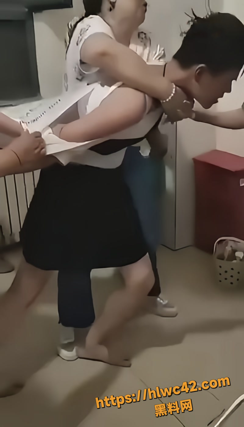 男子潜入女生浴室偷拍被当场抓获 多名女生合力制服其反抗现场一片混乱