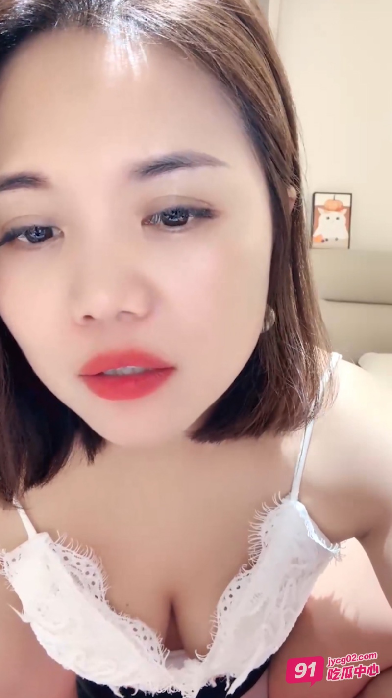 网黄你的小少妇 劲爆身材性欲旺盛 对镜掰穴淫荡值爆表！ 配图3