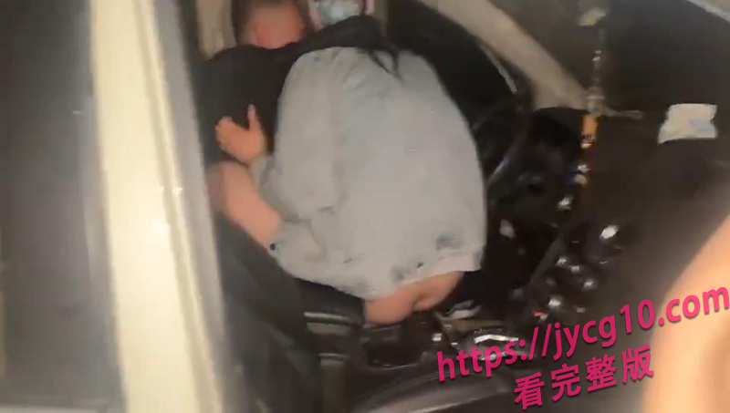 车内偷情被当场抓包！男子出轨被老婆堵车门还想狡辩 配图4