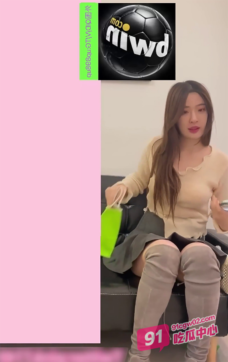 约炮大神粉红君 5千约操神似赵露思的微胖女神 颜值和身材让人看得心跳加速！ 配图2