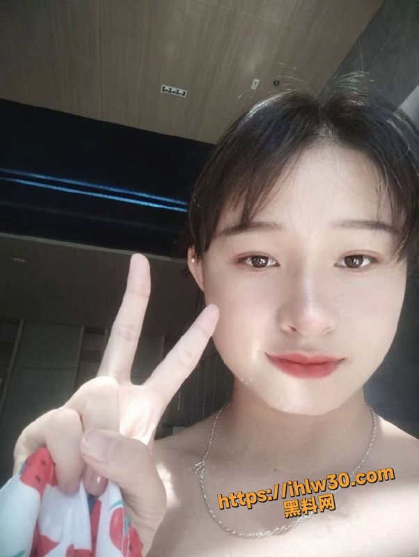 料友曝料公司女同事 在公司同事面前很清纯高冷不喜交流 私底下确是谁都能勾搭的小骚货！